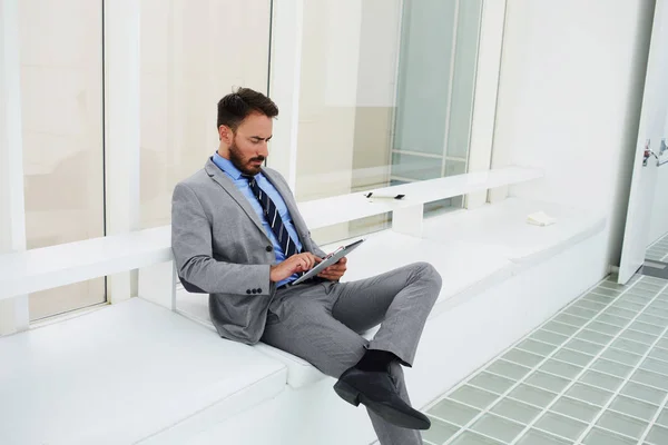 Homem financiador está lendo notícias financeiras — Fotografia de Stock