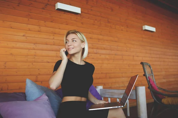 Jovem mulher está sorrindo — Fotografia de Stock