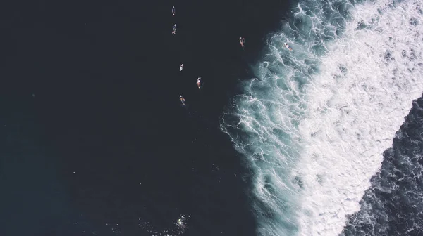 Blick von oben aus der Höhe der Gruppe der Surfer — Stockfoto