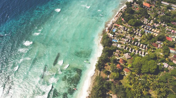 Hermosa vista de la orilla del mar con villas de alquiler de lujo —  Fotos de Stock