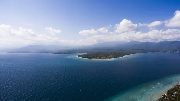 美しい珊瑚の海底の未開発の海岸 — ストック写真