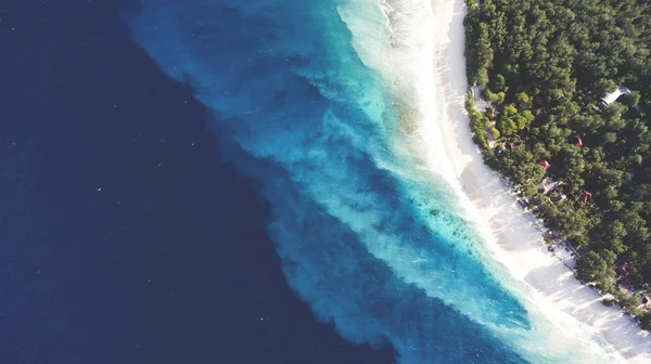 Praia de mar colorido com água cristalina — Fotografia de Stock