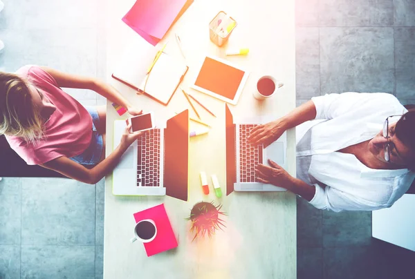 Mujeres que usan gadgets — Foto de Stock