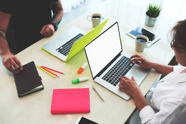 Mutter und Sohn arbeiten an Laptops — Stockfoto