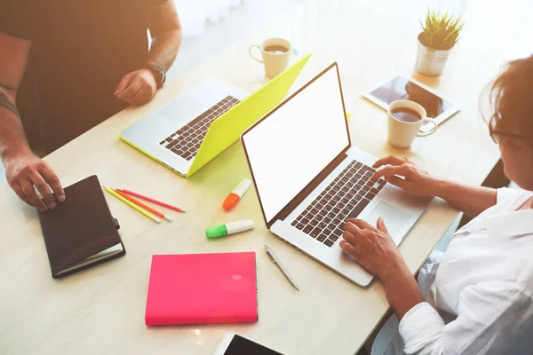 Mutter und Sohn arbeiten an Laptops — Stockfoto