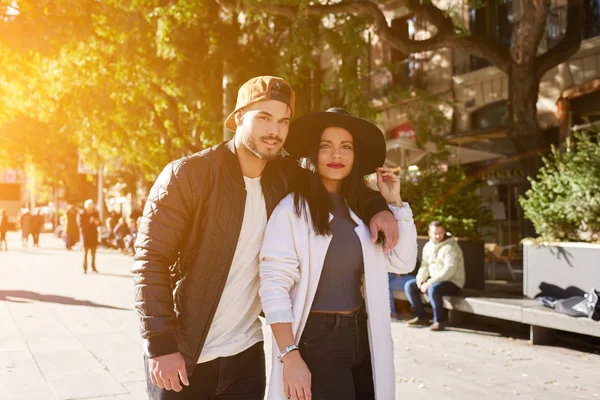 Pareja joven de viajeros — Foto de Stock