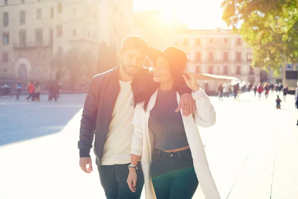 Pareja joven de viajeros — Foto de Stock