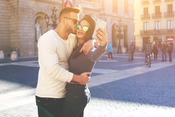 Kissing Para turystów biorąc obraz — Zdjęcie stockowe
