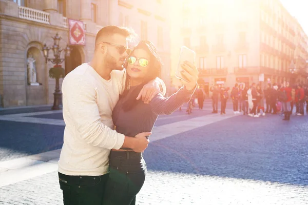 Besar a un par de turistas tomando fotos — Foto de Stock