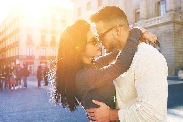 Die Liebenden küssen sich auf der Straße — Stockfoto