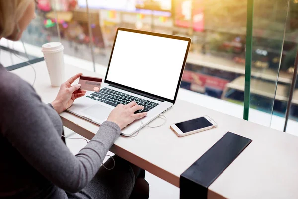 Frau benutzte Laptop — Stockfoto