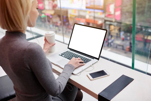 Frau benutzte Laptop — Stockfoto