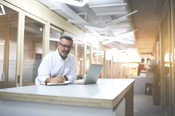 Geschäftsmann arbeitet an Projekt — Stockfoto