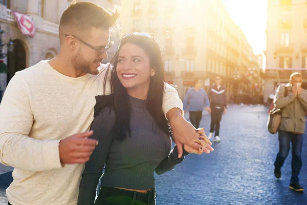 Chico guapo y su novia encantadora — Foto de Stock