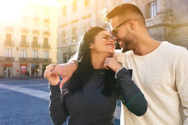 Chico guapo y su novia encantadora — Foto de Stock