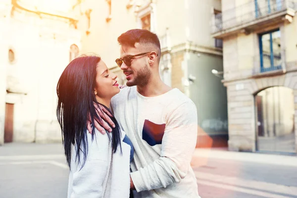 Chico guapo y su novia encantadora — Foto de Stock