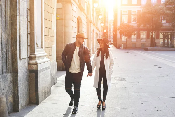 Pareja joven de viajeros — Foto de Stock