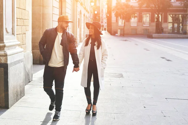 Pareja joven de viajeros — Foto de Stock