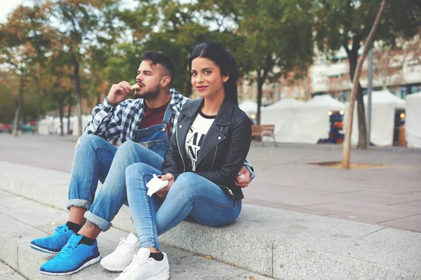 Pareja feliz joven — Foto de Stock