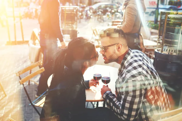 Feliz pareja joven — Foto de Stock