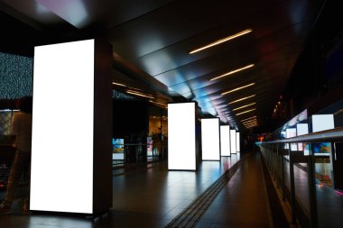 Boş elektronik reklam panoları