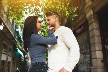 yeşil yeşillik arka plan üzerinde duran turist