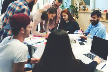 Konularda tartışmaya iş arkadaşları 