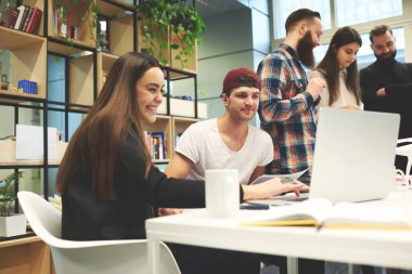 Konularda tartışmaya iş arkadaşları 