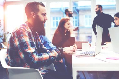 Konularda tartışmaya iş arkadaşları 