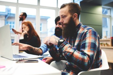 Konularda tartışmaya iş arkadaşları 