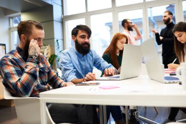 Konularda tartışmaya iş arkadaşları 