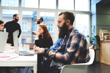 Konularda tartışmaya iş arkadaşları 