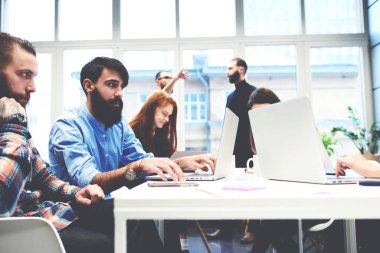 Konularda tartışmaya iş arkadaşları 