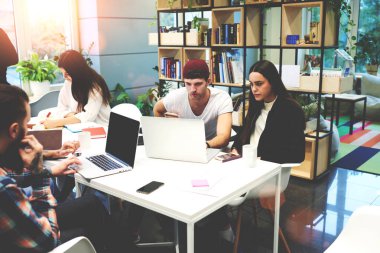 Office, üretken takım toplantıda