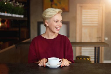 Beyaz kız öğrenci dinlenme 