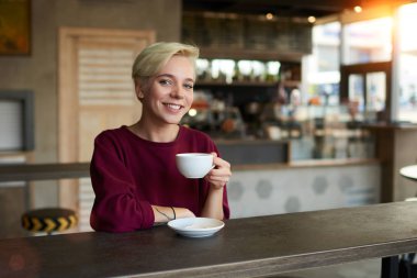Beyaz kız öğrenci dinlenme 