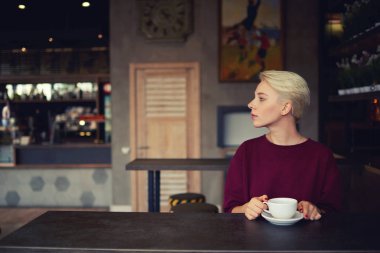 Beyaz kız öğrenci dinlenme 