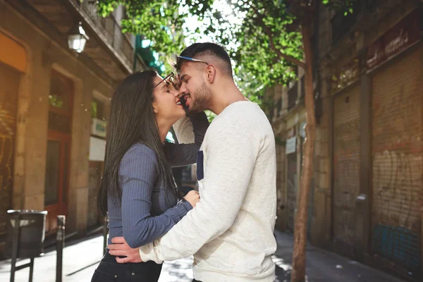 Süßes junges Paar flirtet miteinander — Stockfoto