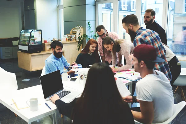 Colegas de negócios discutindo assuntos — Fotografia de Stock