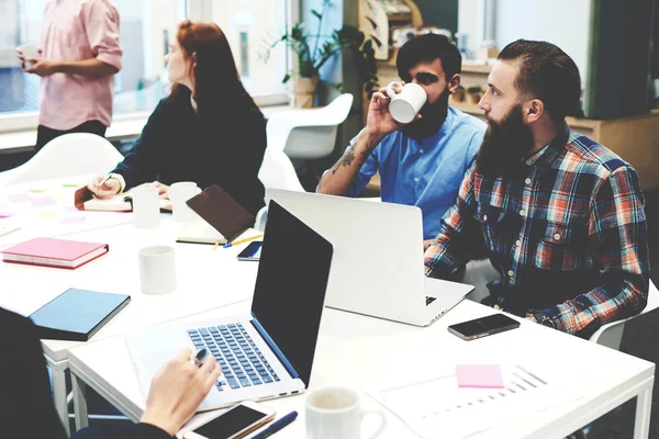 Diseñadores teniendo reunión — Foto de Stock