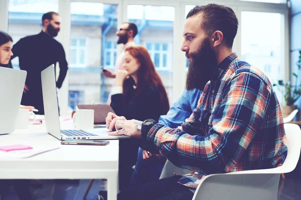 Kollegen aus der Wirtschaft diskutieren — Stockfoto