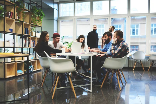 Compañeros de negocios discutiendo asuntos — Foto de Stock