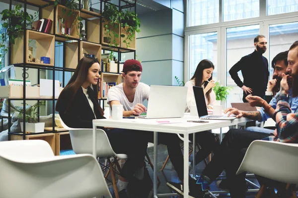 Kollegen aus der Wirtschaft diskutieren — Stockfoto