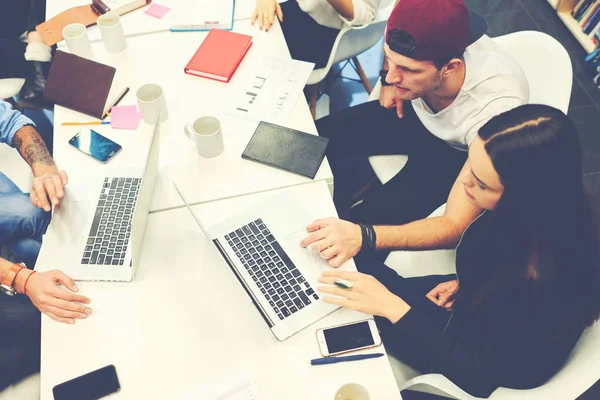 Jovens colegas de trabalho estão usando computador portátil — Fotografia de Stock