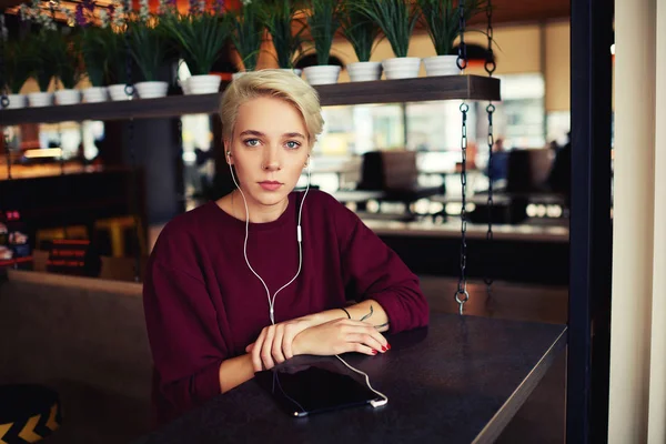 Portrait of young hipster girl — Stock Photo, Image