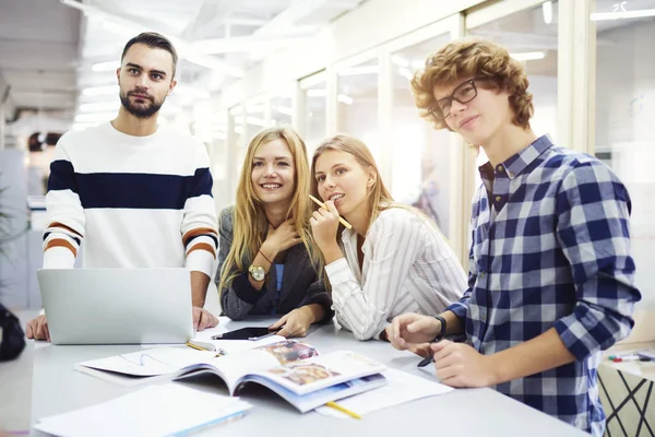 Mannlige og kvinnelige kolleger – stockfoto