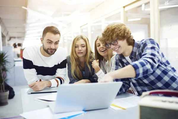 Mannelijke en vrouwelijke collega 's — Stockfoto