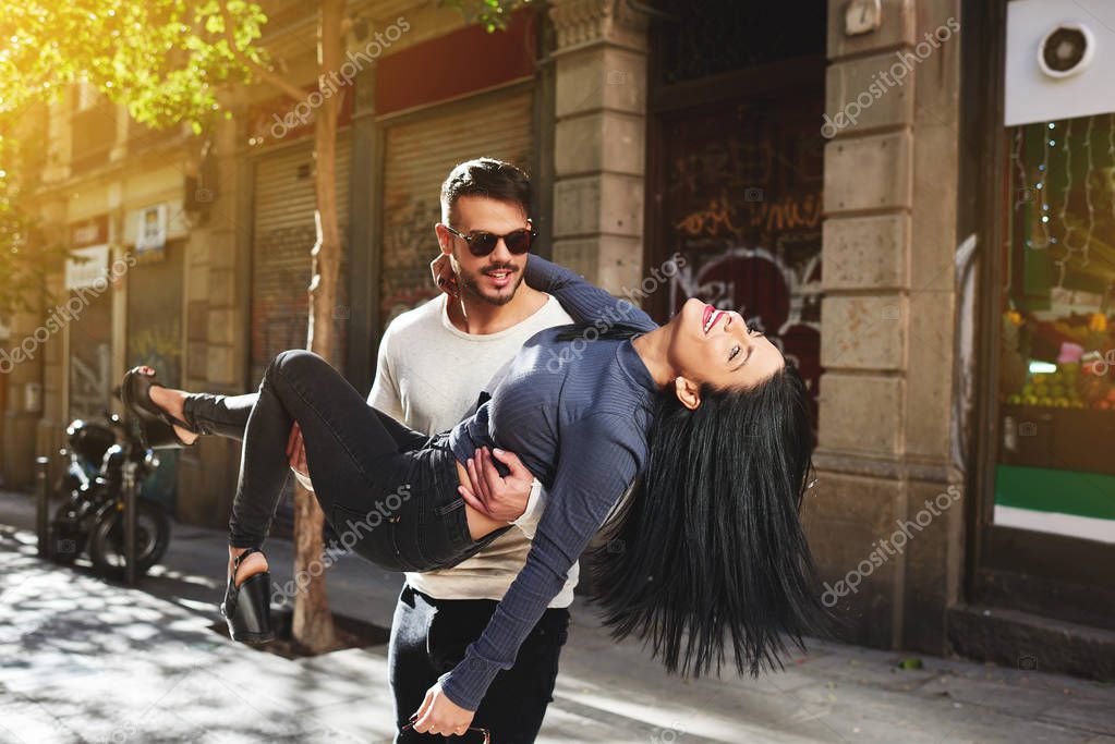 Идеальная пара мужчина и женщина. Интересы парня. Близнецы характеристика. Два человека стоят близко. Как завоевать любовь.