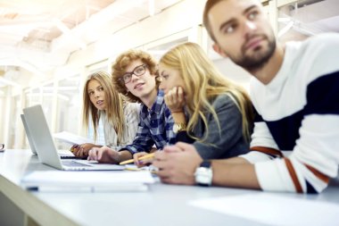 kadın ve erkek arkadaşları