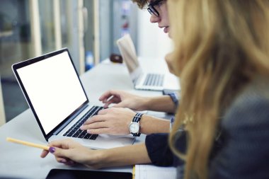 Boş ekranda arayan öğrenciler